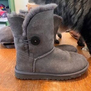 Ugg Bailey Button II Grey size 9